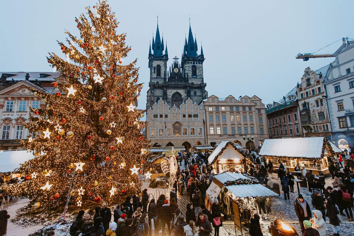 Božični sejem na Staromestnem trgu z okrašenim drevesom in LED zvezdami.